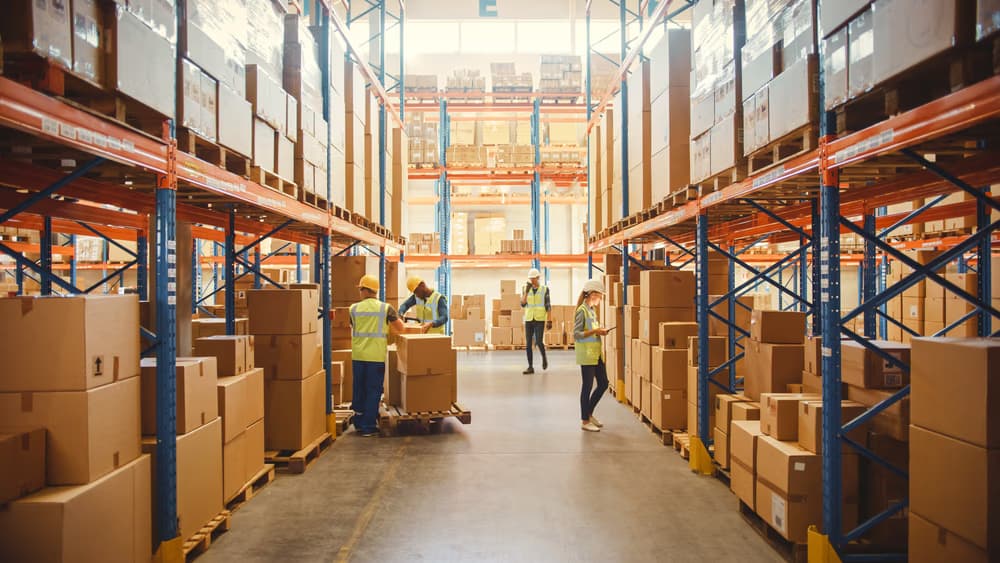 What Is a Fulfillment Center Definition, Types, and Importance1.avif